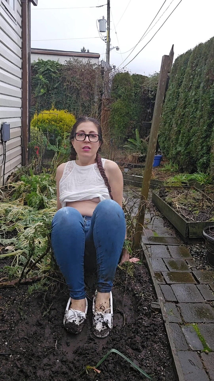 Nerdy_faery: 泥だらけの白いモックスとジーンズの尿