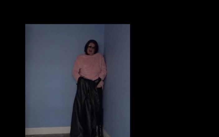 Leather Kirsten: 玩粉红色和黑色
