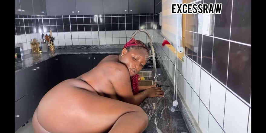 ExcessRaw: 彼女は壊れたパイプを直すために呼んだが、結局彼女の濡れたクリーミーな膣を抱いてしまった