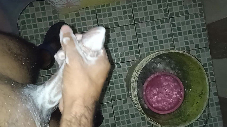 Cute boy jerks off: Gej masturbuje się, myśląc o swoim partnerze, który udał się...