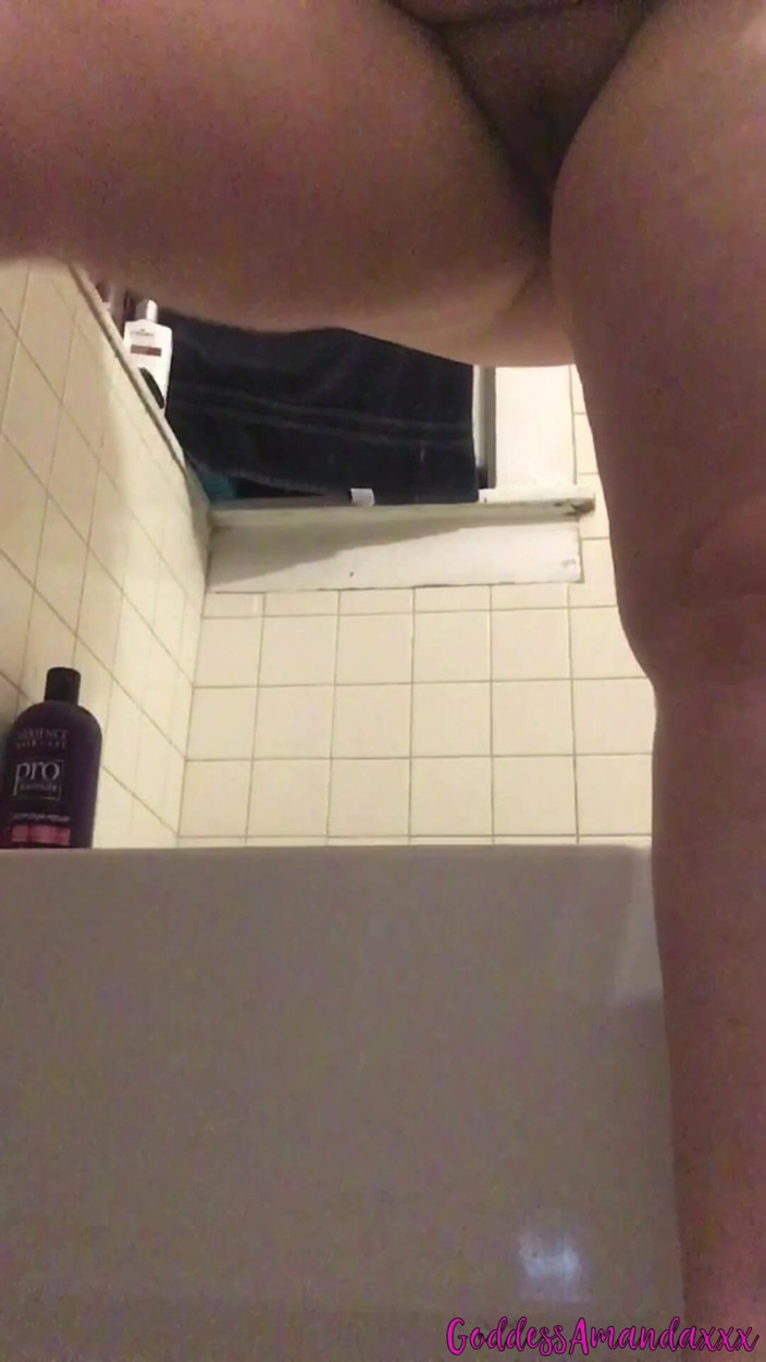 Goddess Amanda: Aku lagi asik ngocok kontolku dengan kaus kakiku yang bau...