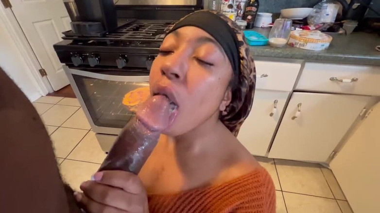 Fijii pornbox: Bbc da mamada en la cocina