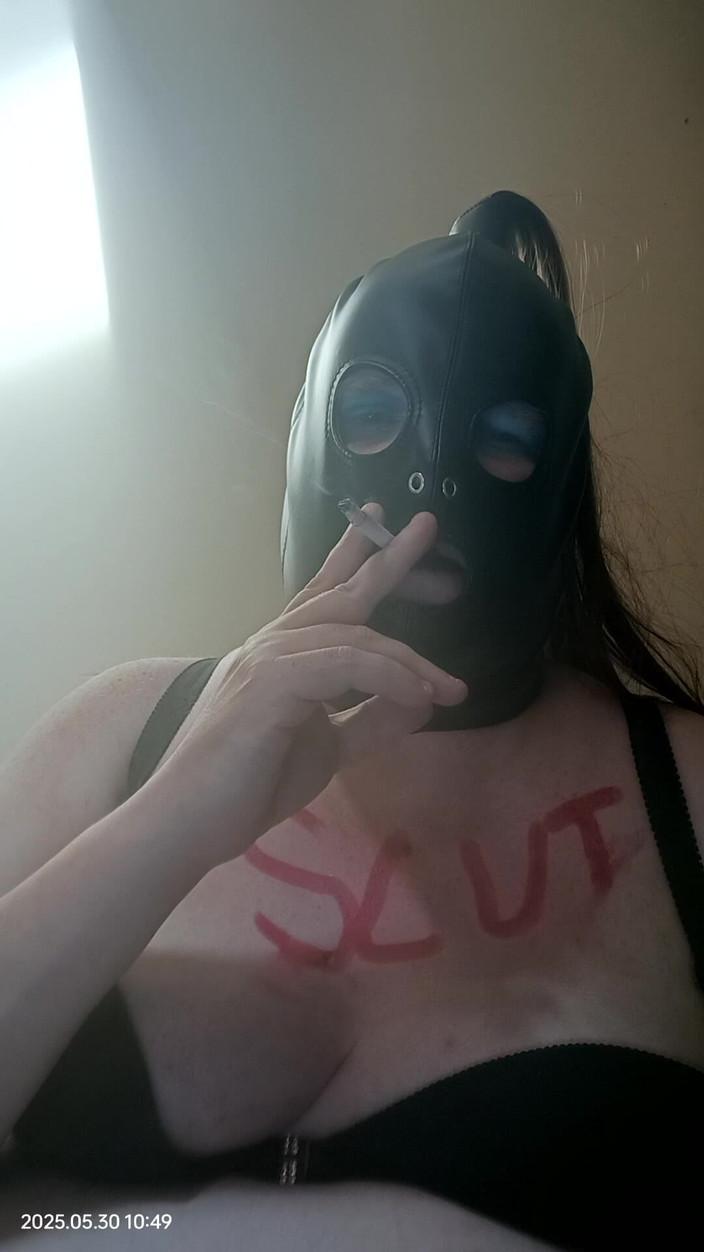 Stephanie-Nicole-TV: 胖美女电视抽烟并玩弄假阳具