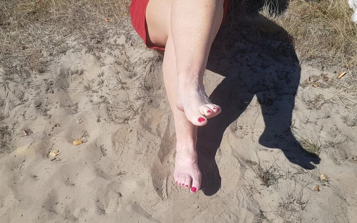 Pov legs: Beide voeten uitzenden in het hete zand.