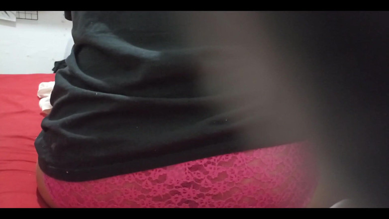 Karmicoxv: 私は妻の部屋に携帯電話の録音を残し、彼は下着を着ていました