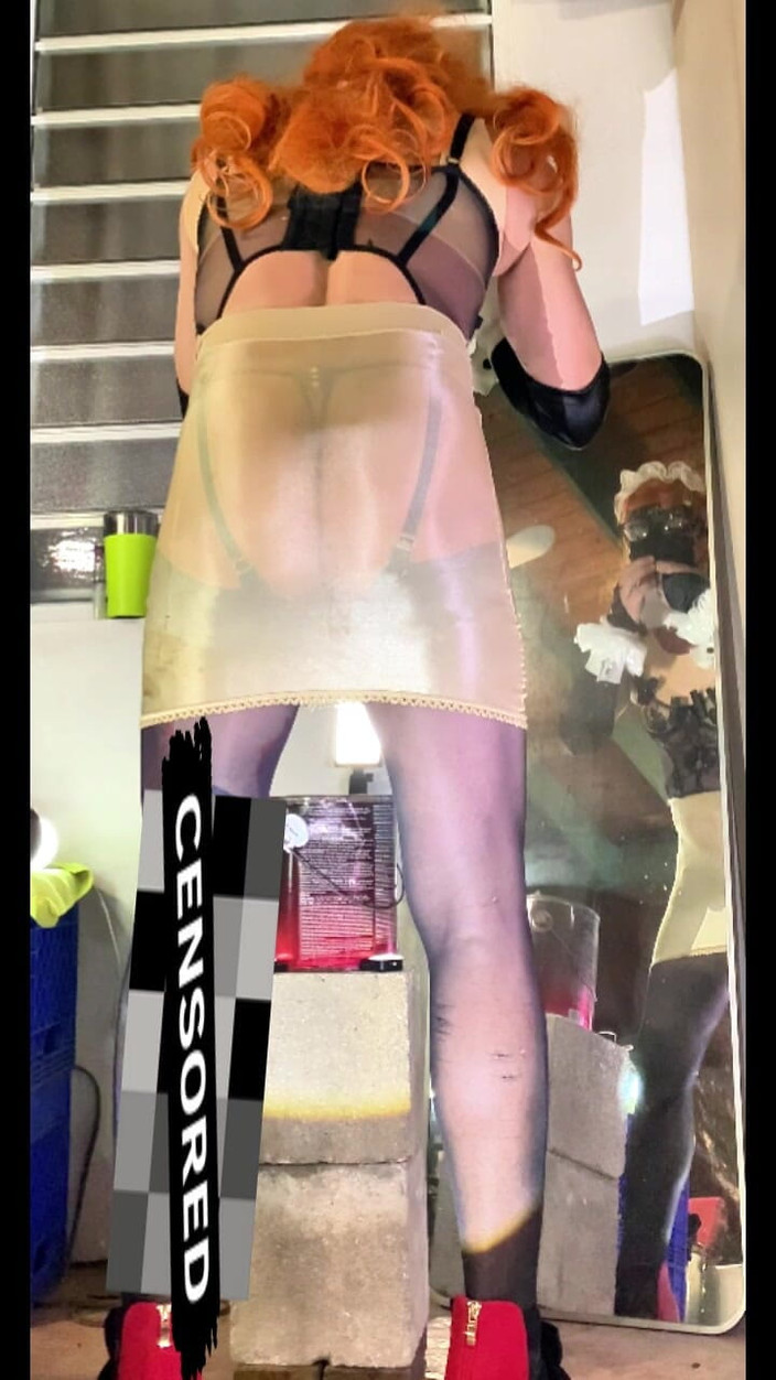 Benito414: 可爱的 femboy 非常性感的丝袜内衣在户外展示他的内裤