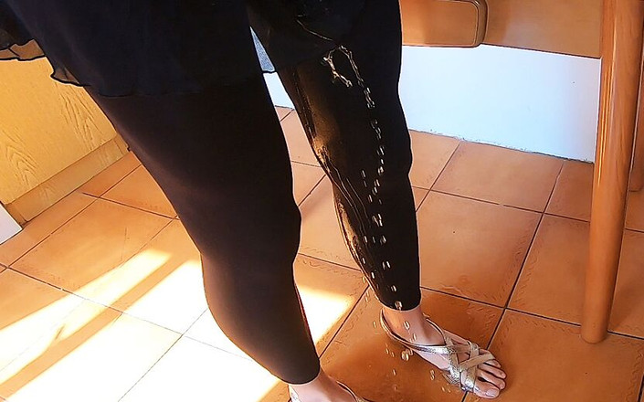 Ane Get Horny: Orinar mientras cocina y una gran carga de esperma