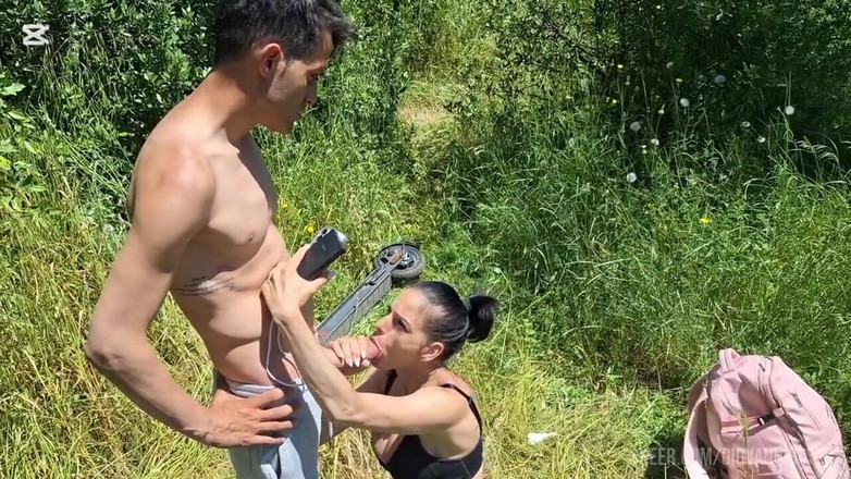 GiovanniXL: Victoria Arias și Vampirosa Caută nave la țară