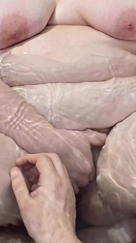 Azgın üvey anne küvette mastürbasyon yaparken yakalandı ve sikimin her yerine boşalıyor