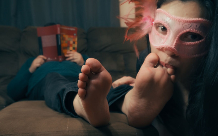 conicroix: Gadis ini berusaha meyakinkan gurunya untuk menaikkan nilainya