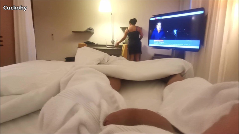 Cuckoby: สาวทำความสะอาดโรงแรมกำลังทำความสะอาดห้องแล้วช่วยชักว่าวให้แตกคาหน้า