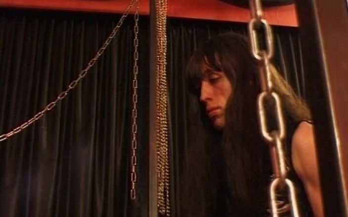 Videos Francaises: Dominatrici francesi perversioni che condividono questo povero maschio in azione...