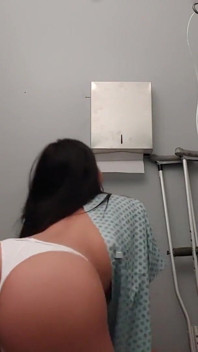 İri göğüslü büyük götlü karantinadaki genç kız hastane odasında mastürbasyon yaparken neredeyse yakalanıyor