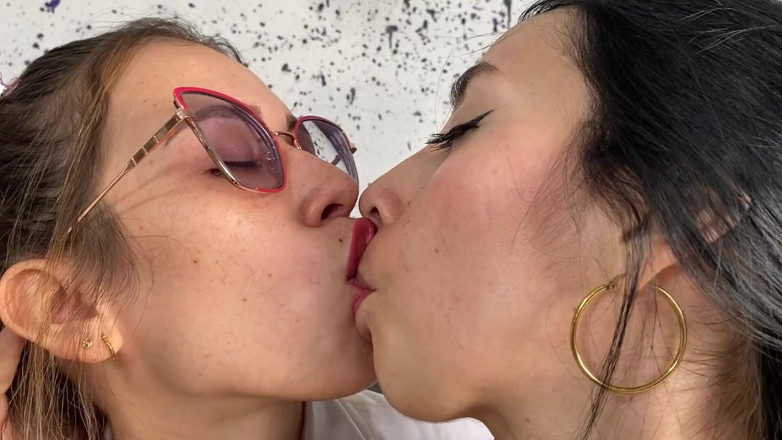 Sweetkimmi: Horny Lesbian Between a Police Officer and a Sensual College...