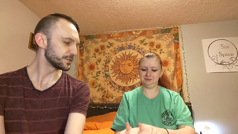 Sin Spice by Sophia Sinclair and Jasper Spice: Tantaly 5.5 lb kadın gövdeli seks bebeği kutularını açıp çift sikişiyor