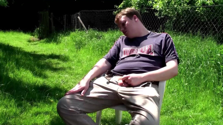 DEUTSCHLAN PORNO XXX: Bruna si fa coccolare da due uomini. Fantastico trio all'aperto!