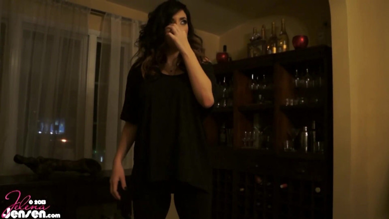 Jelena Jensen: ¡Jelena Jensen deja a su hombre colgando!
