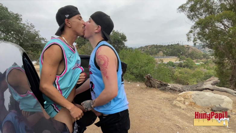 Hung Papi: Большой хуй застукали трахающейся на улице, сосущей большой необрезанный член с большой елдой, papi