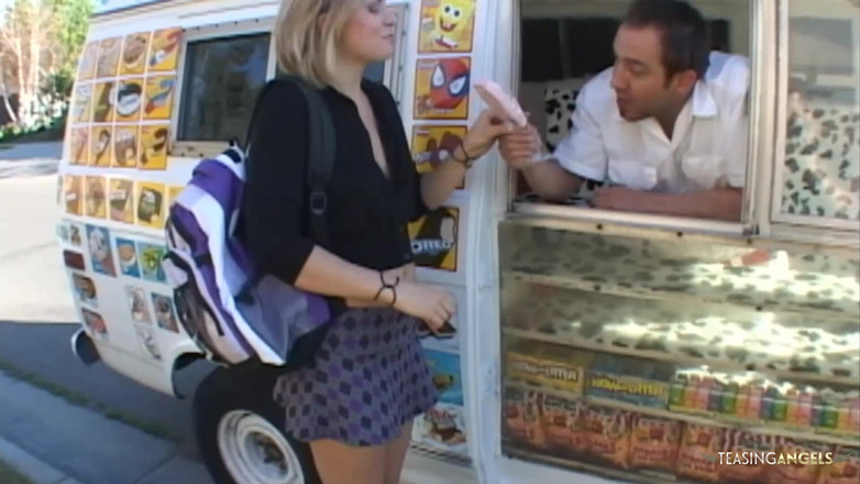 Teasing Angels: Dopo aver mangiato il gelato questo tizio le ha scopato...