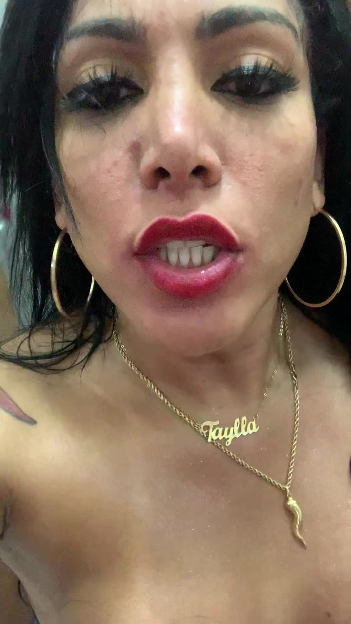 Aylla Gattina: Aylla Gattina Emmena Son Petit À La Salle De Bain Et...