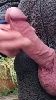 Grote pik close-up buiten Onesie trekt druipend sperma af