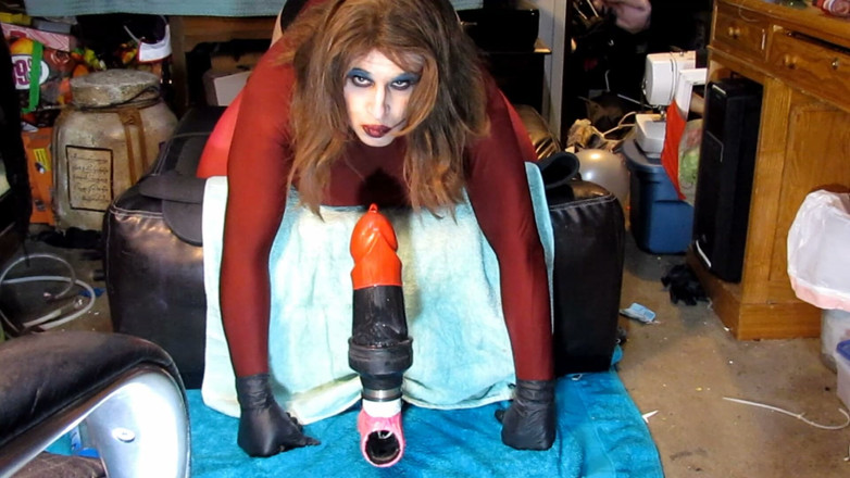 Ass destruction of a hetero sissy slut: Fodida e esticada vestida de vermelho