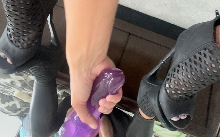 MissDragonfly77: Cewek kulit hitam, sepatu hak tinggi, cermin, dan dildo