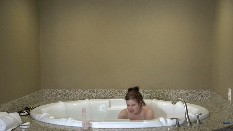 Gentleman Porno: Un grande uomo nero scopa una donna sorda nella jacuzzi