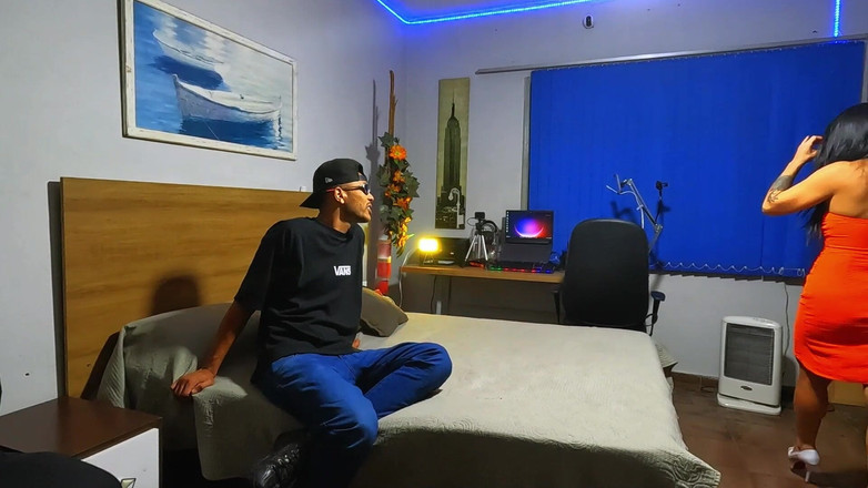 NatzinhaMorena: キッチンで、彼女は冷蔵庫にもたれかかり、もっと欲しいと言います