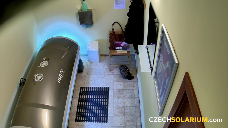 Czech Solarium: České solárium 15: Prsatá mladá žena vystavuje vše bez péče
