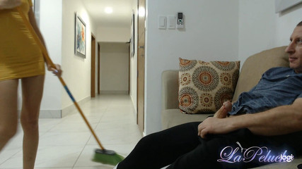 La Peluche: CFNM berusia 18 tahun, lelaki tua melancap sendiri menonton wanita pembersihan...