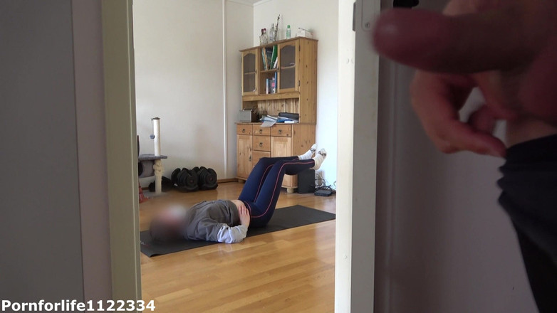 Pornforlife1122334: Saya suka menonton cara adik tiri saya melakukan yoga dan...