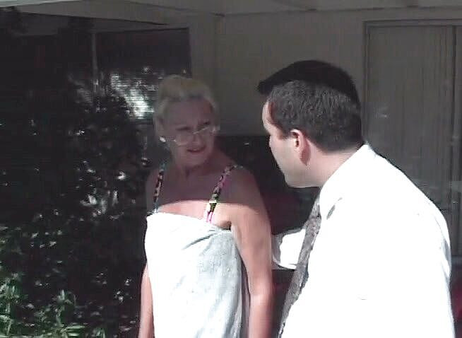 Gilfy Pleasure: Blonde oma wird am pool anal gefickt