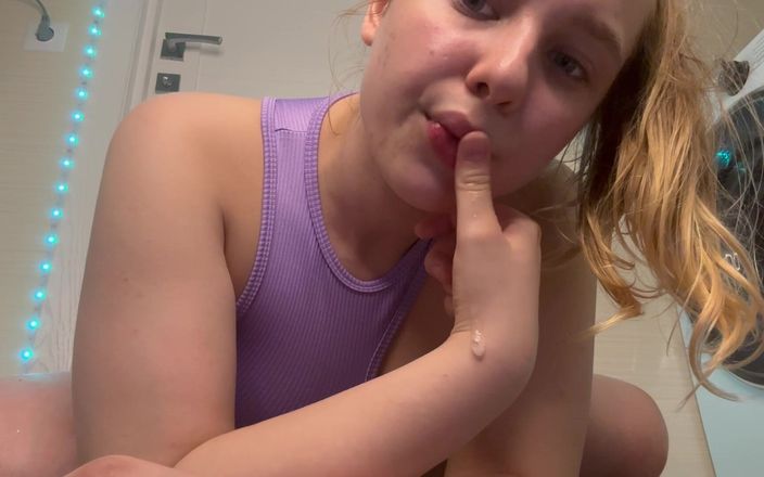 JuiceLussie: 手でアナルを非常に激しく拳で拳