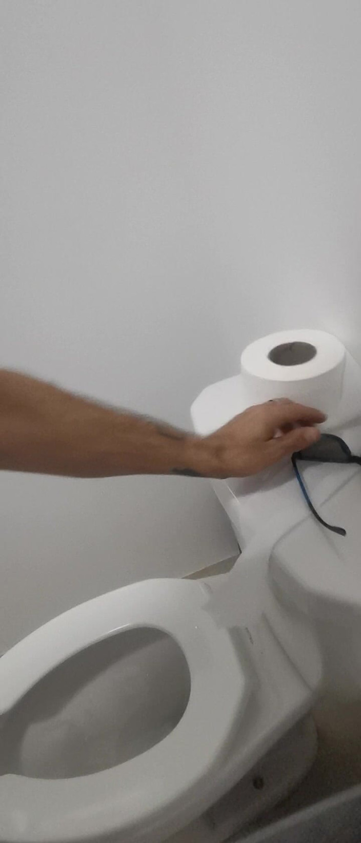 NeatGame458: Il bagno pubblico degli uomini mi trasforma così eccitato