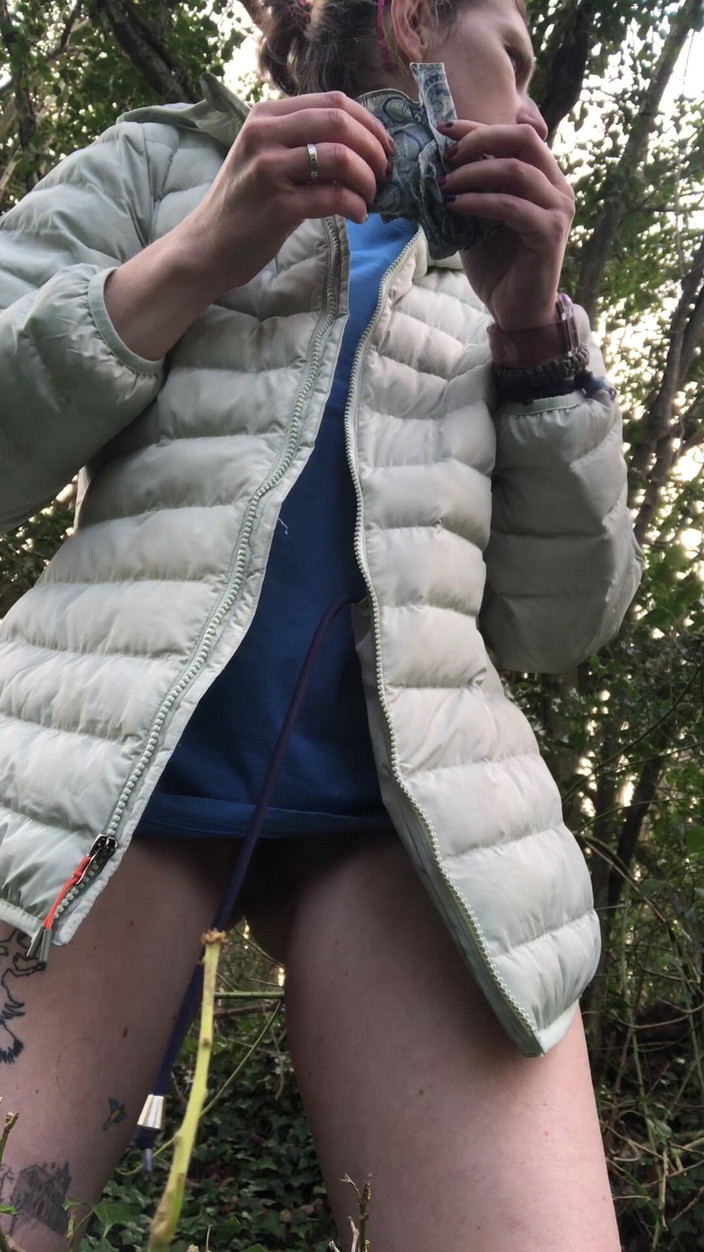 Pissing Paradise: Si Accovaccia All'aperto per Fare Un Enorme Piscio Potente