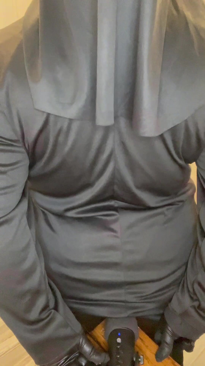 Anye Meshell: ASMRマイクを持った大きなお尻の修道女が罪を犯す!