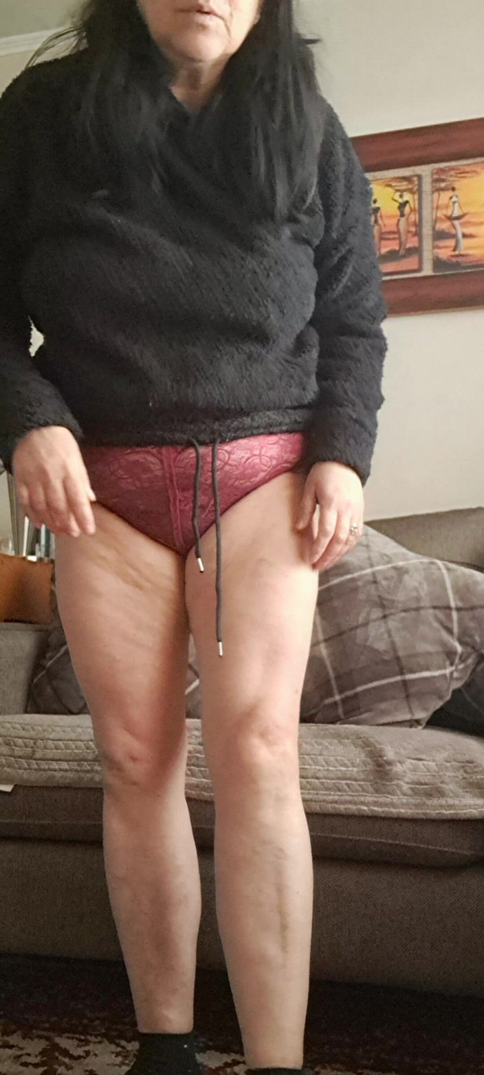 Mommy big hairy pussy: 穿着内裤的熟女在她冷漠的姐夫面前，他变得很热辣