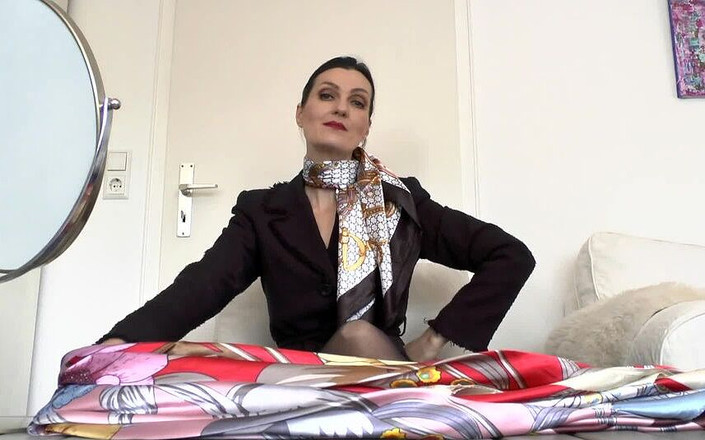 Lady Victoria Valente: 5 eleganti nuove sciarpe sul collo di raso per un...