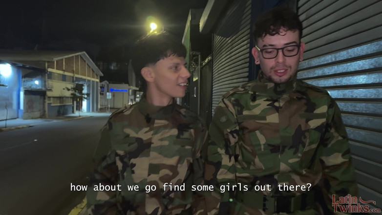 Latin Twinks: Militair twinks de kapitein kent Carlitoxxx vuil geheim