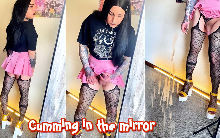 EmmaInkTrans: Fofa gótica trans menina se masturba e goza no espelho