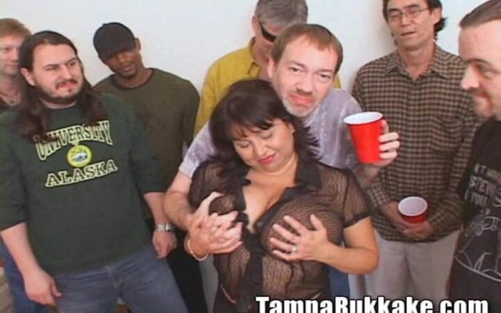 Tampa Bukkake: 大きなtスージーラティーナ妻の大きなお尻はgangfuck寝室でbuncha汚い白いコックをファック!