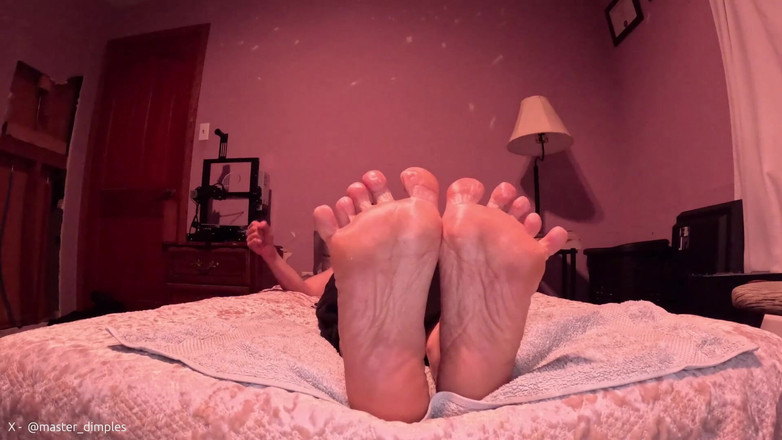 Mr Dimples: मेरे तैलीय तलवों पर - तेल से सनी पैरों वाली हिलाने के निर्देश