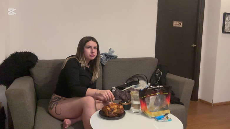 NipsAndStrips: 원거리에서 통 닭고기 먹기