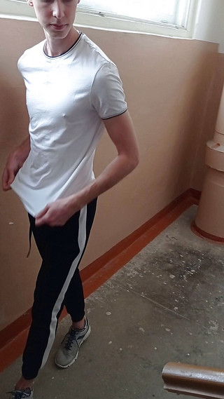 Dick Boys Studio: Masturbace u vchodu chlápka