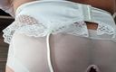 My panties: 穿着开裆内裤和缎面手套的性感女士