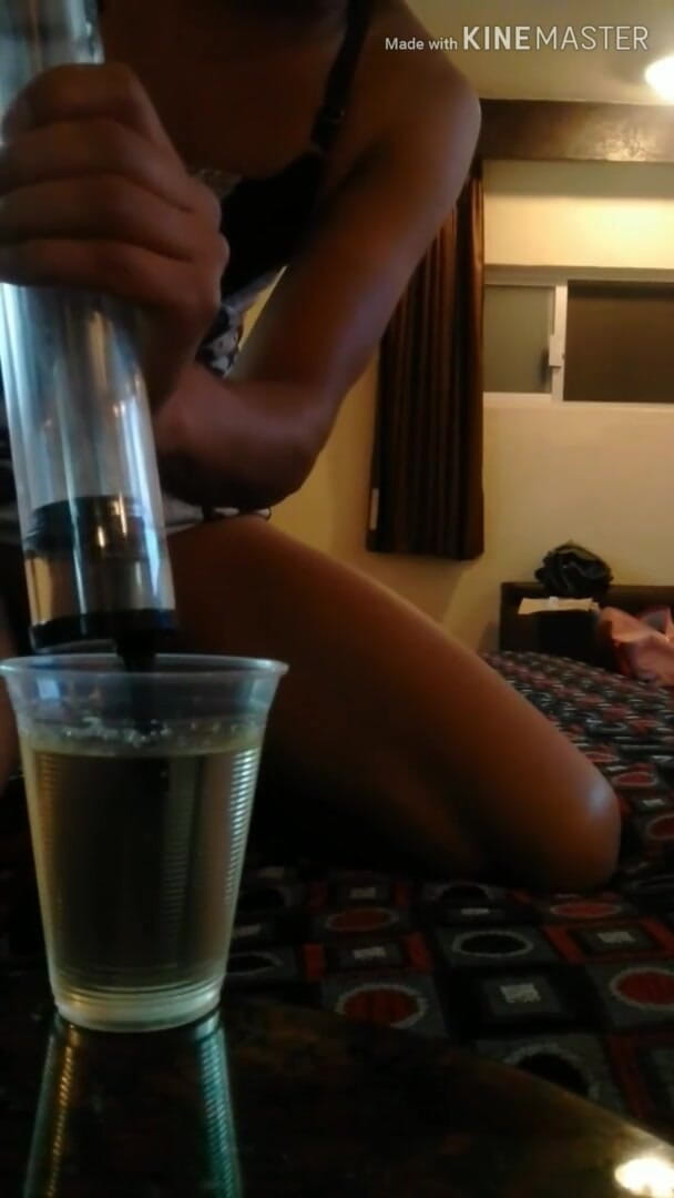 Traviezisha: Sissy khập khiếm bị thụt với nước tiểu của chính...