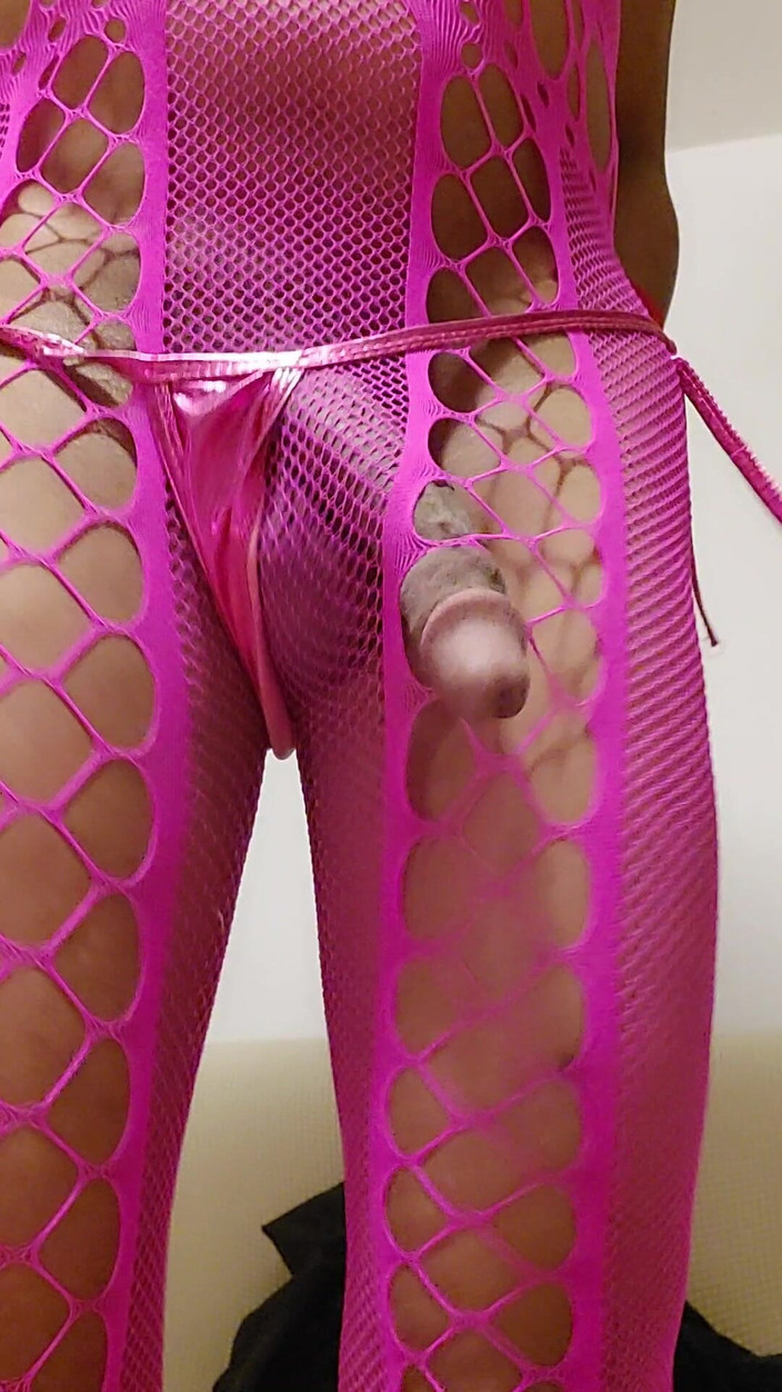 Milah CrossxxX: Milah pokazuje swój różowy ogon kabaretki