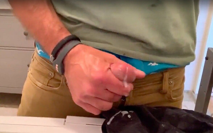 TJenner: 很多精液！激烈的高潮！我尝试一个新的中风，口头上也