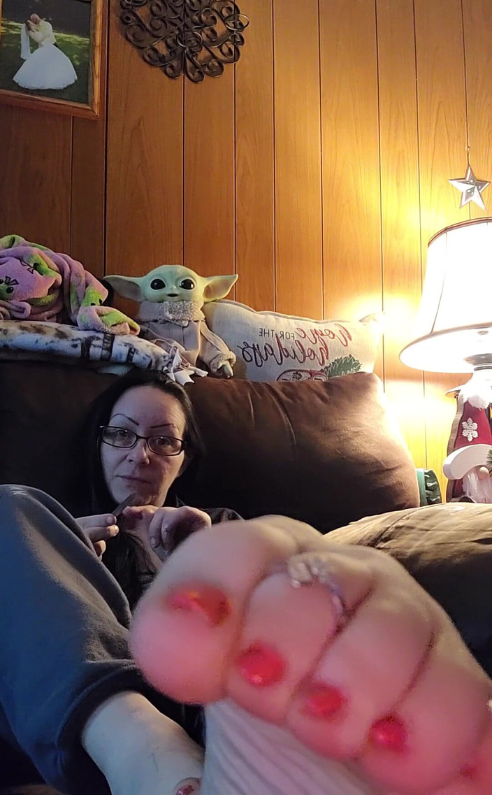 Raven Willow: 在接下来的6分钟里盯着我完美的脚底，而我却无视你